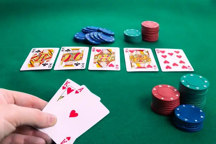 8fafafa Casino Mobile App — Myanmar ကစားသမားများ smartphone မှ live casino ကစားနေသည့် မြင်ကွင်း